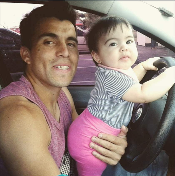 Dirigindo um Volkswagen, Maura Jazmine sempre foi uma filhinha do papai.